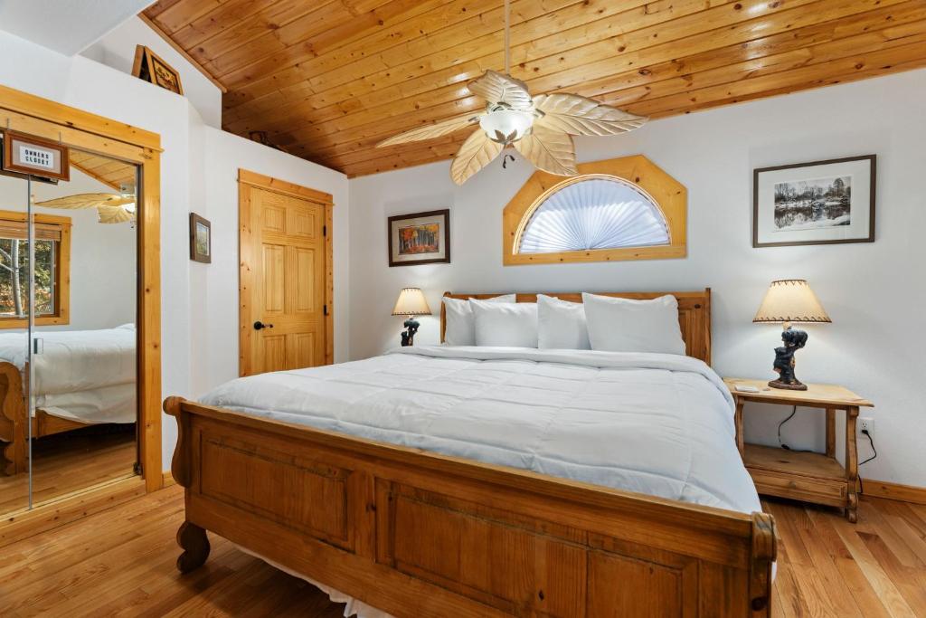 Postel nebo postele na pokoji v ubytování Bugle Pointe B21 by Estes Park Condos