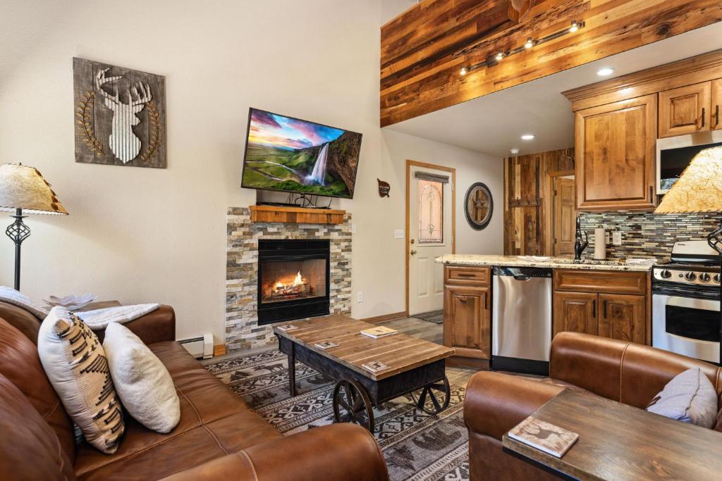 Una sala de estar con un sofá y una chimenea. en Creekside Suites 03 by Estes Park Condos, en Estes Park