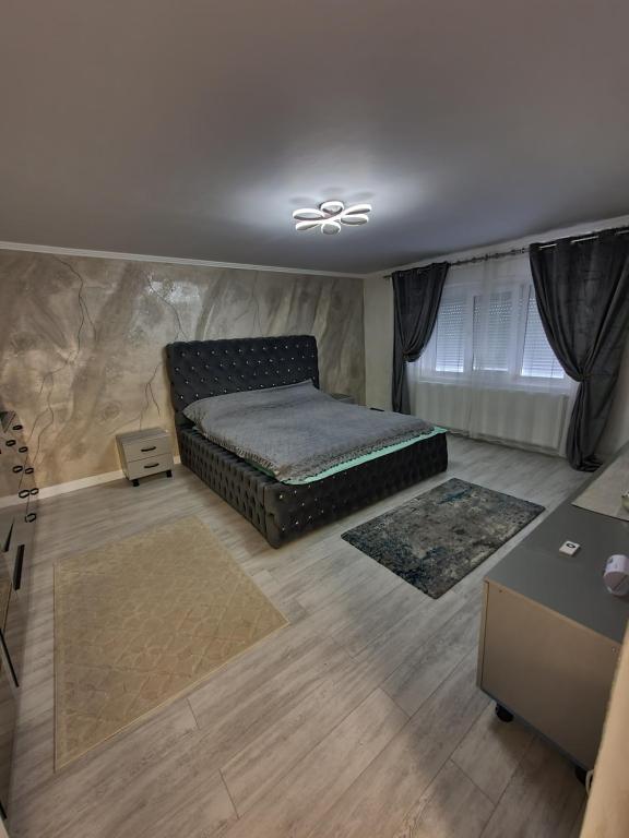 um quarto com uma cama no meio de um quarto em Apartament Tecuci lux em Tecuci