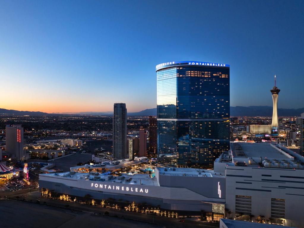 een uitzicht op een stad met een hoog gebouw bij Fontainebleau Las Vegas in Las Vegas