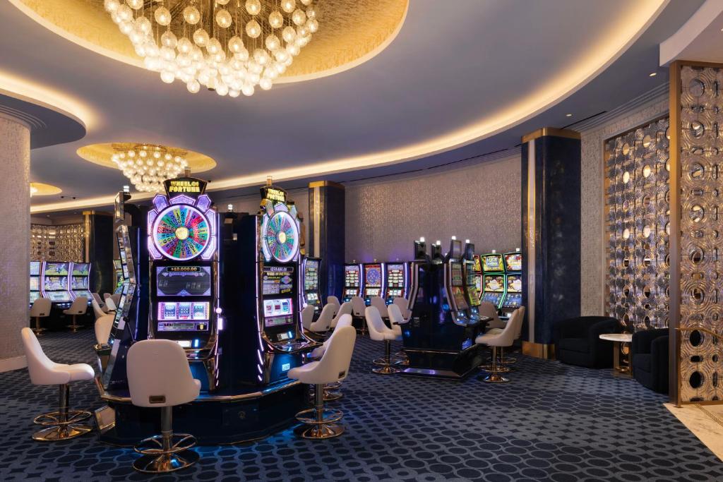 ein Casino mit mehreren Spielautomaten in einem Raum in der Unterkunft Fontainebleau Las Vegas in Las Vegas