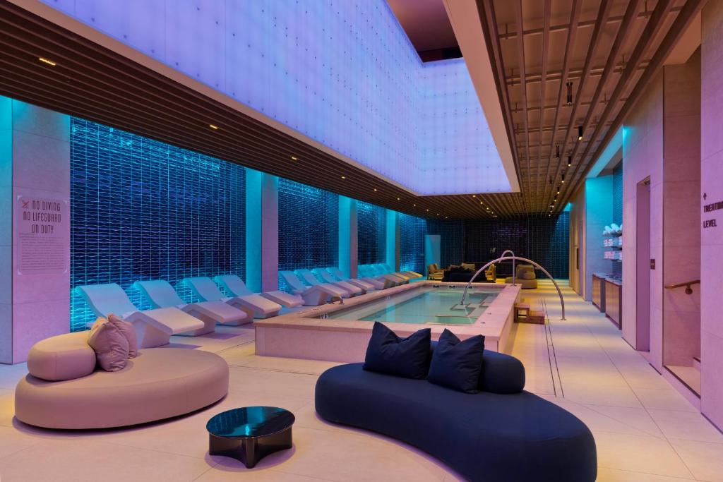 Der Swimmingpool an oder in der Nähe von Fontainebleau Las Vegas