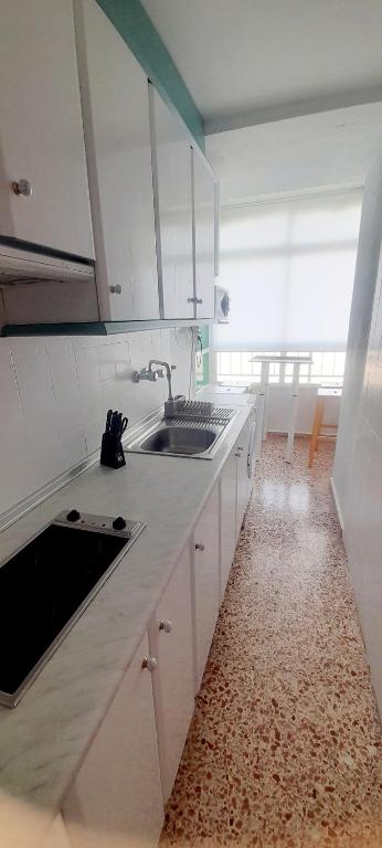 Kuchyň nebo kuchyňský kout v ubytování APARTAMENTO VISTAS AL MAR, 11 Planta, 50M PLAYA!!