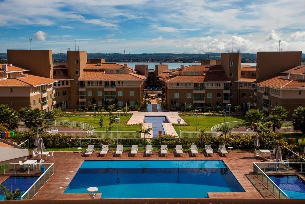 een uitzicht op een resort met een zwembad bij The Sun Maravilhoso in Brasilia