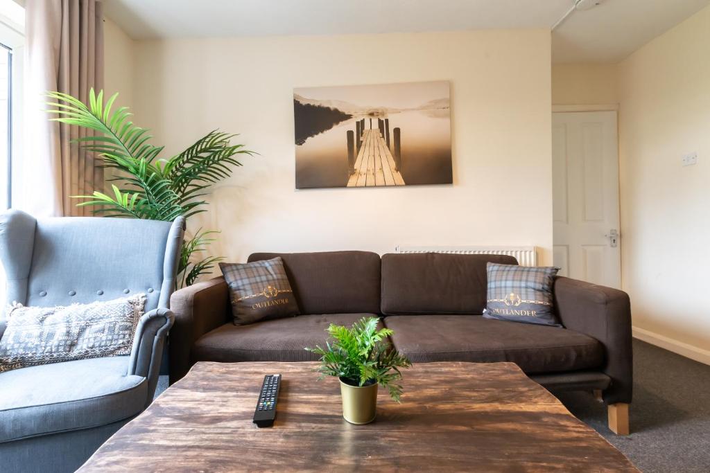 un soggiorno con divano e tavolo di 4 bedrooms house for working Professionals a Southampton