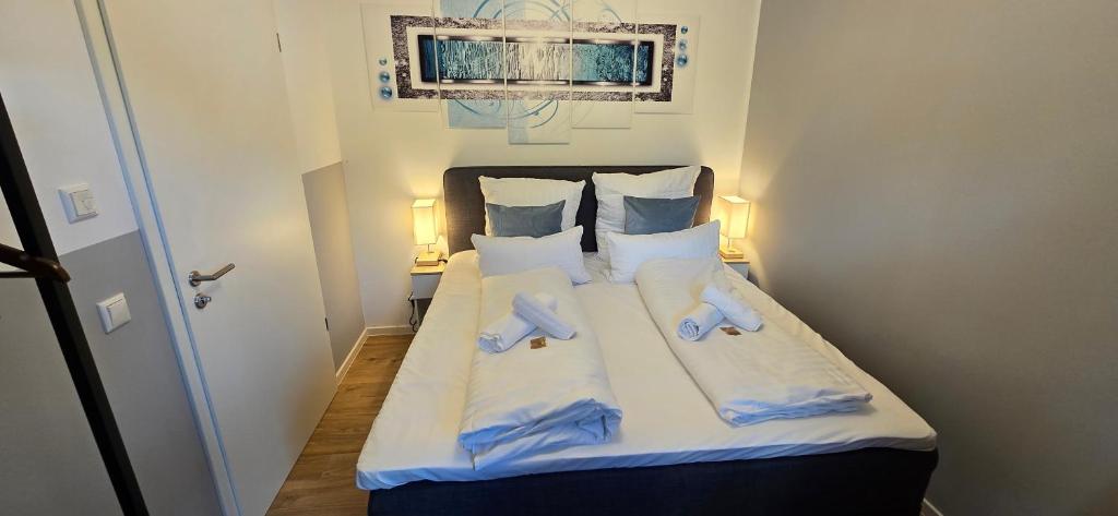 - une petite chambre avec un lit et deux oreillers dans l'établissement Design Luxus, Vollausstattung, Neubau, 30min Hbf Leipzig 8, Nähe Flughfaen, BMW, DHL, Amazon, à Schkeuditz