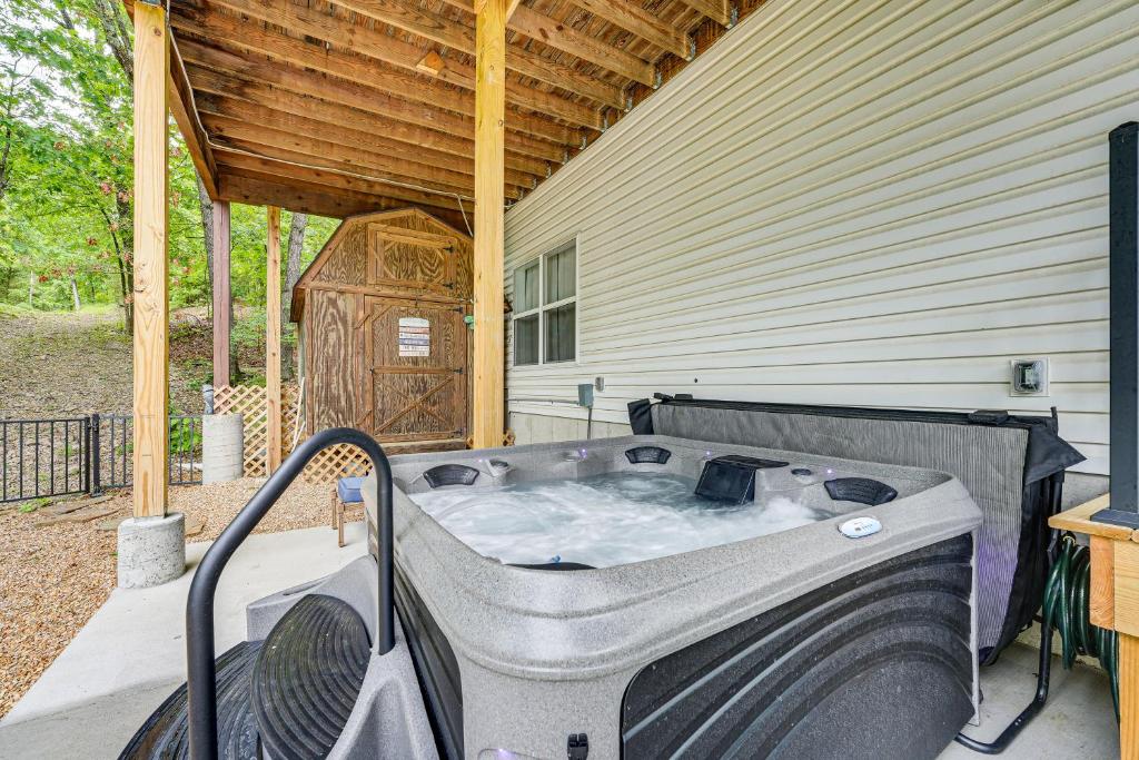 Galeri foto Secluded Branson Escape with Pool and Game Room! di Branson