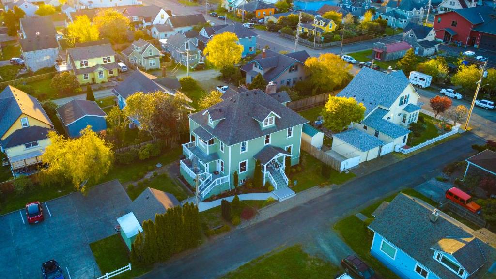 an overhead view of a house in a residential neighborhood at The Pearl Inn Bed and Breakfast in Ilwaco