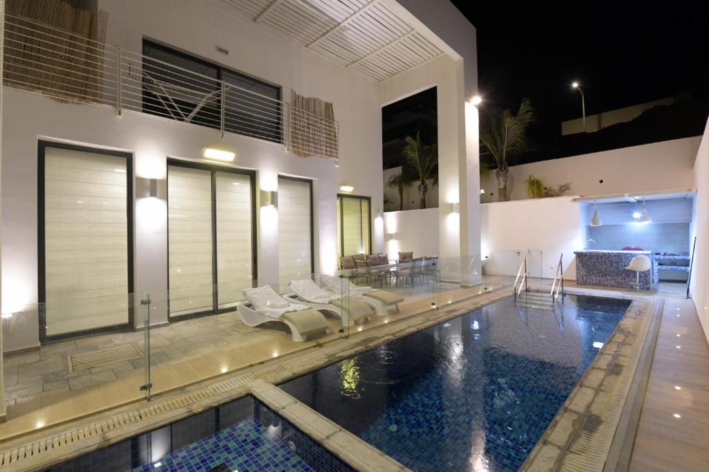 une maison avec une piscine et une maison dans l'établissement New ! 430m Luxury Best Top Class 8-Bdr Exclusive Villa Top Design HEATED Pool Jucuzzi Sauna, à Eilat