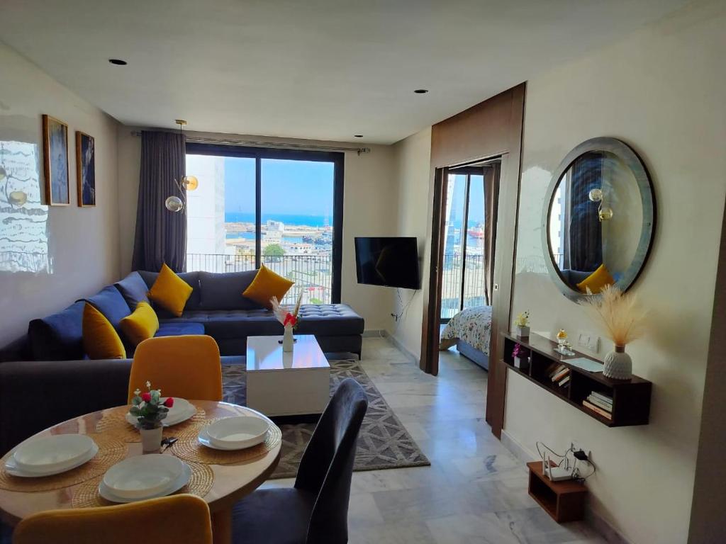 sala de estar con sofá y mesa en Luxury apartment centre-ville, en Casablanca