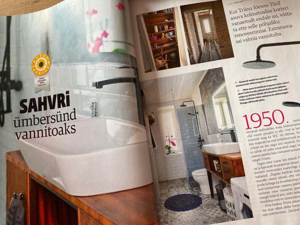 un artículo en una revista sobre un baño con bañera en Antique suburban apartment, en Türi