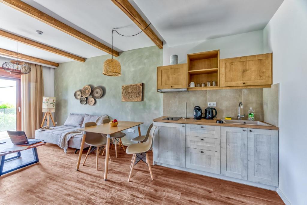 eine Küche und ein Wohnzimmer mit einem Tisch und einem Sofa in der Unterkunft Komody in Delphi
