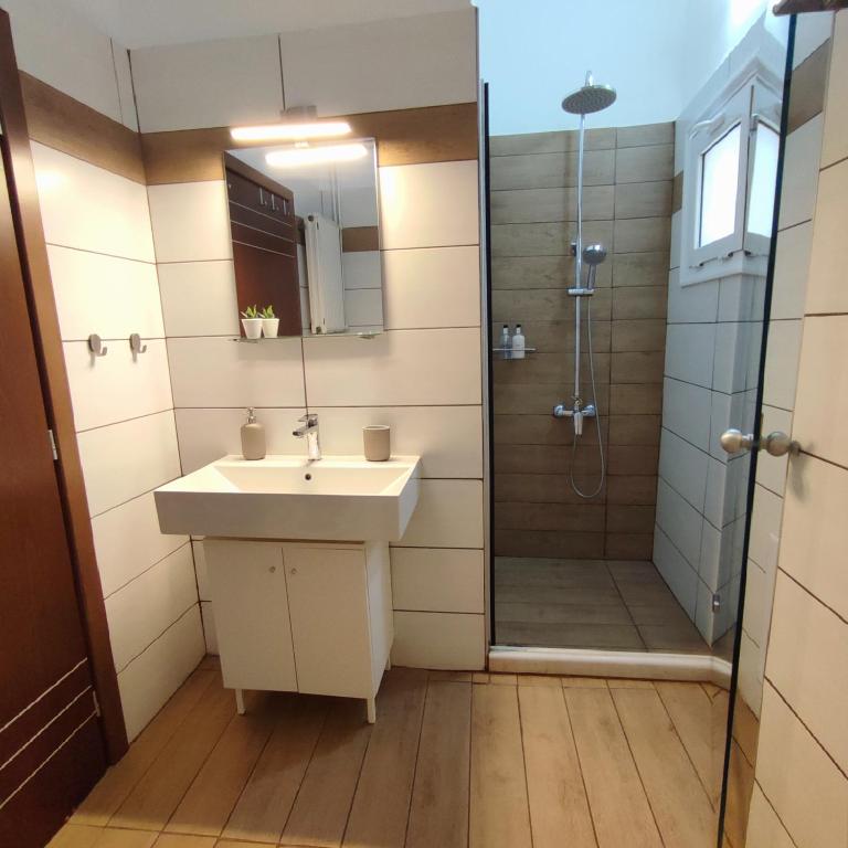 łazienka z umywalką i prysznicem w obiekcie Preveza Mosaic House w Prewezie