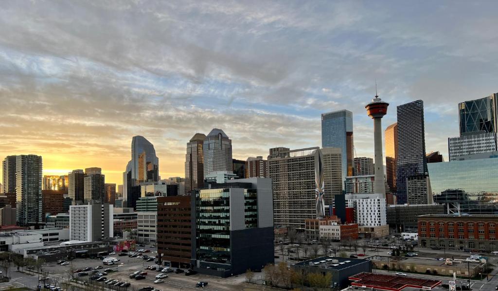 een uitzicht op een stad met de spatienaald bij Heart of Downtown Calgary Spacious Luxury Condo with Stunning Views and Premium Amenities in Calgary