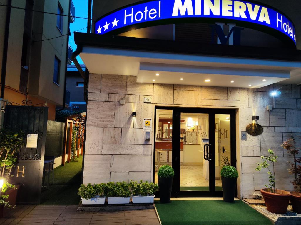 Muka bangunan atau pintu masuk Hotel Minerva