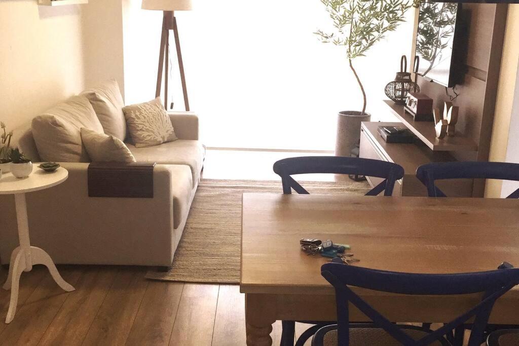 uma sala de estar com um sofá e uma mesa em 4045 Em frente ao Hosp. Albert Einstein em São Paulo