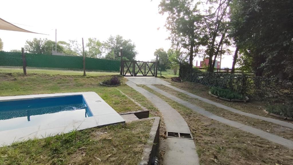 uma piscina num quintal ao lado de uma cerca em El Respiro 2 em Victoria
