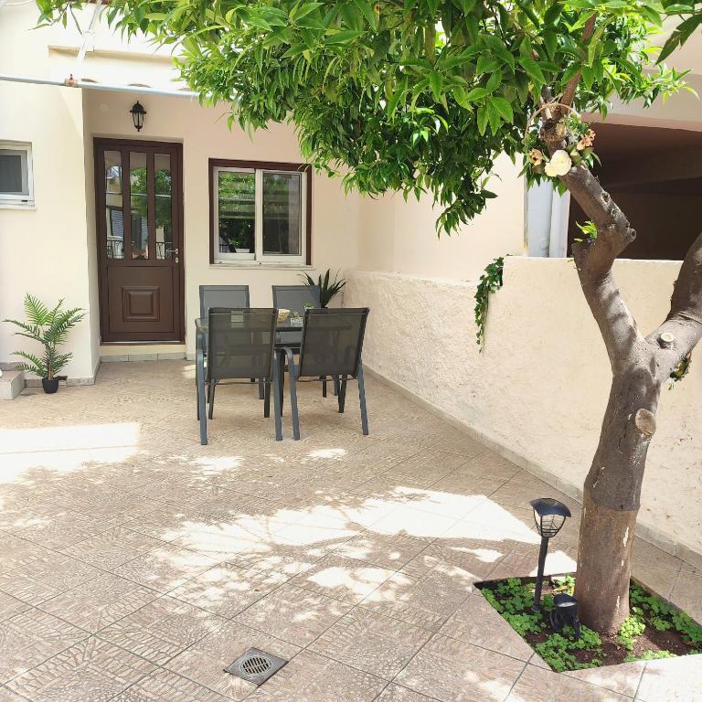 Patio lub wspólna przestrzeń na świeżym powietrzu w obiekcie Preveza Mosaic House