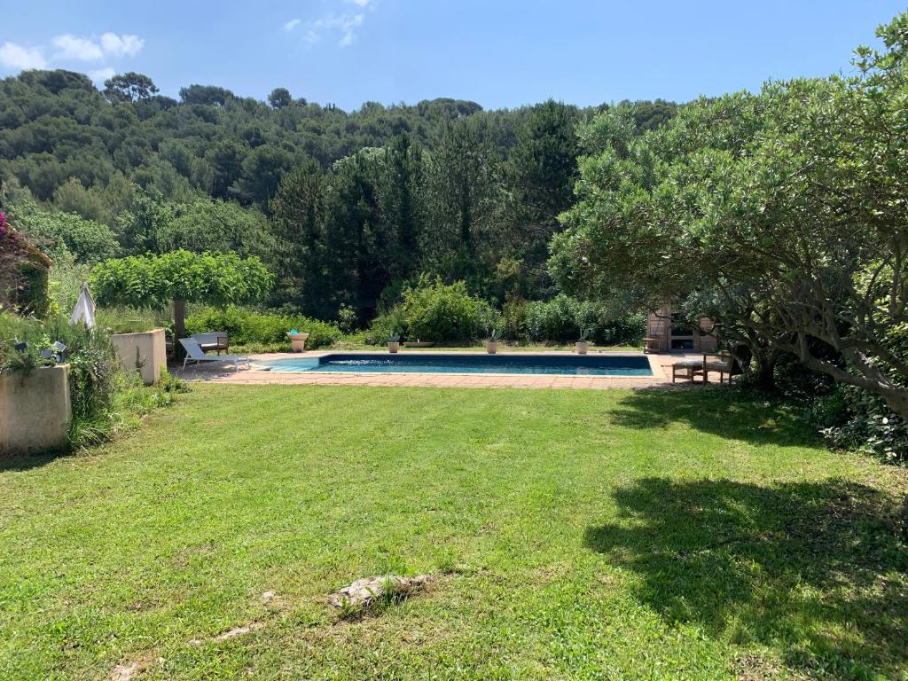 Villa d’architecte avec piscine entre vignes et forêt, SaintCyrsur