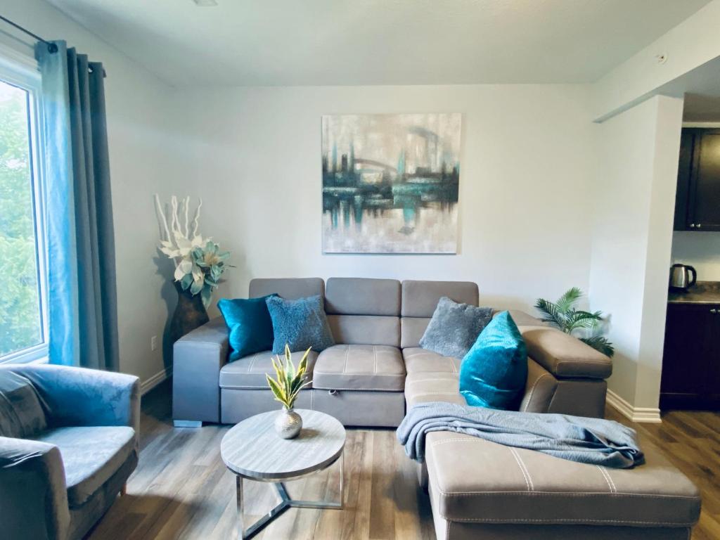 Et opholdsområde på Stylish 3 Bdrm house- king bed, Netflix, parking