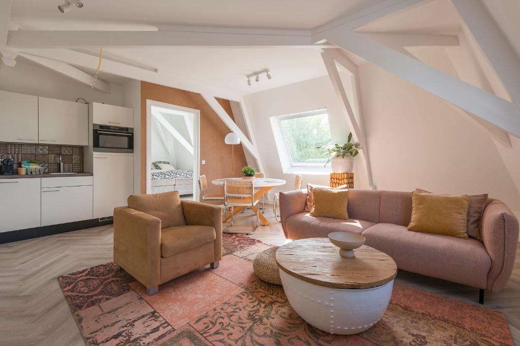 Sala de estar con 2 sofás y mesa en New Apartment In City Center By Jose's 6 en Roosendaal