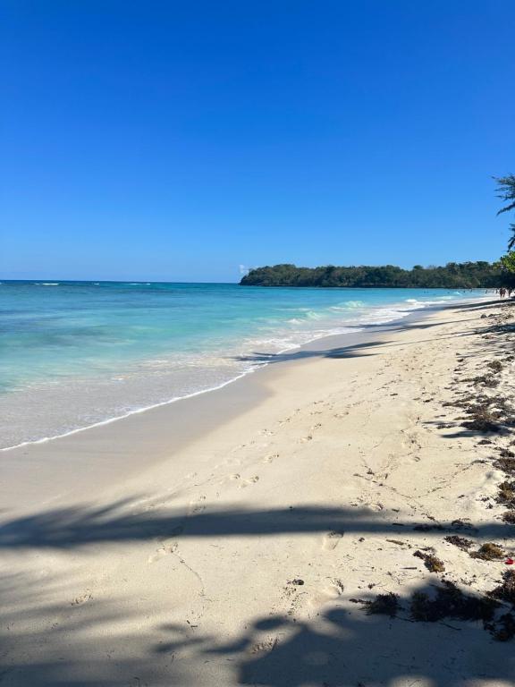 uitzicht op het strand vanaf de kustlijn bij Villa Sunrise RD in Las Galeras