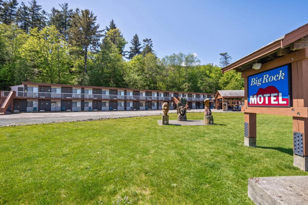 un hôtel avec un panneau devant un bâtiment dans l'établissement Big Rock Motel, à Campbell River