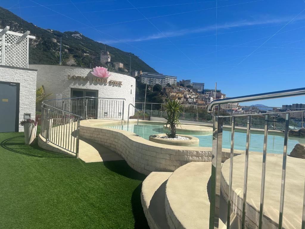 dom z basenem na dziedzińcu w obiekcie Luxury Apartment with Swimming pools, Spa and stunning views w mieście Gibraltar