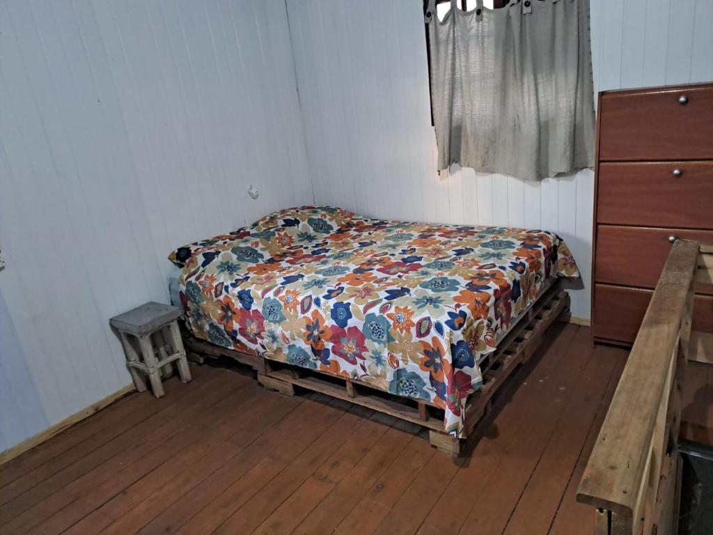 Ліжко або ліжка в номері Quarto privado, com banheiro compartilhado