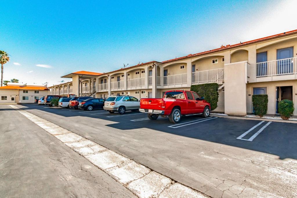 un estacionamiento frente a un hotel en Motel 6-Anaheim, CA, en Anaheim