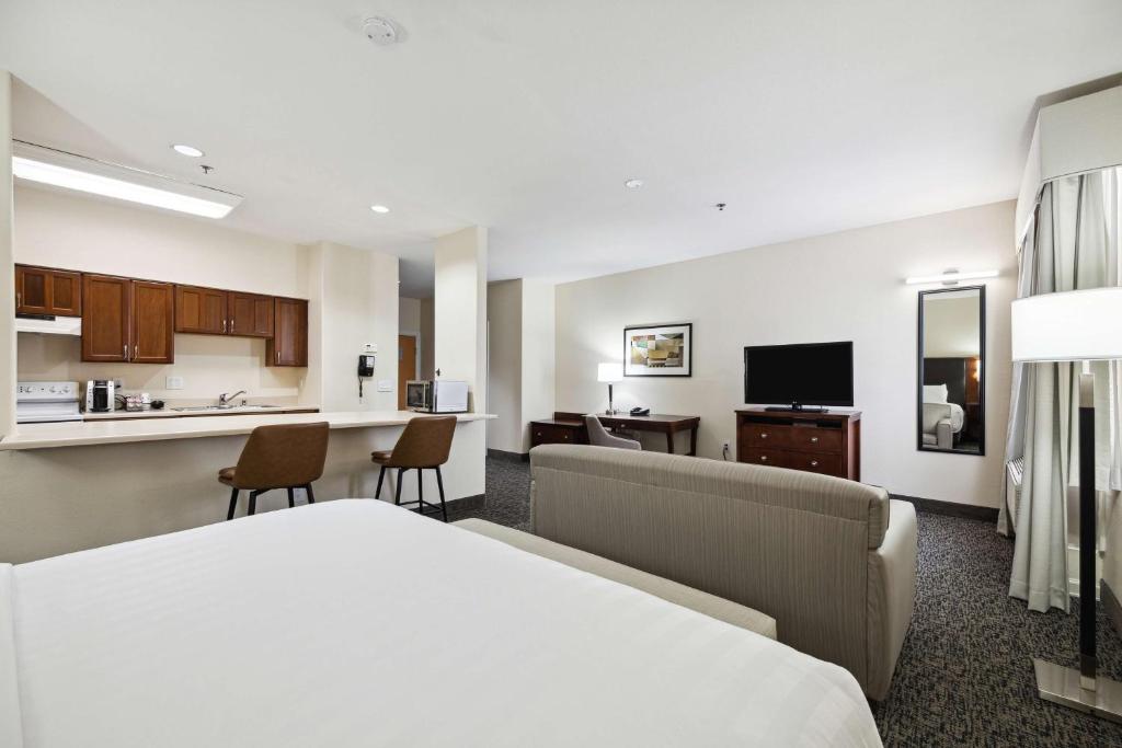 Best Western Plus Downtown Inn & Suites photo