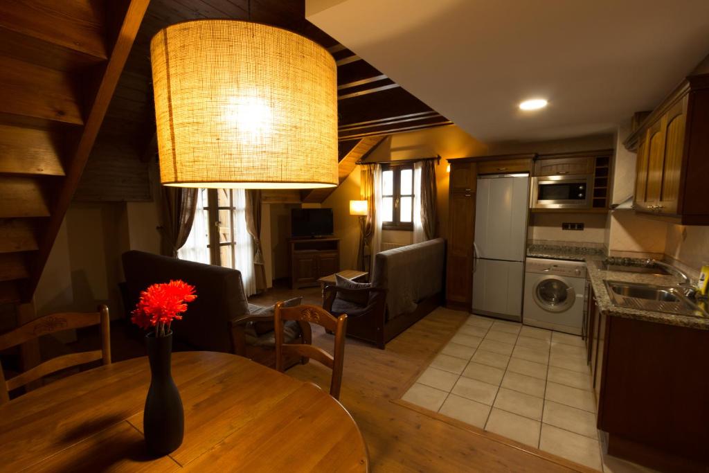 A kitchen or kitchenette at Apartamentos Casa Lavedan