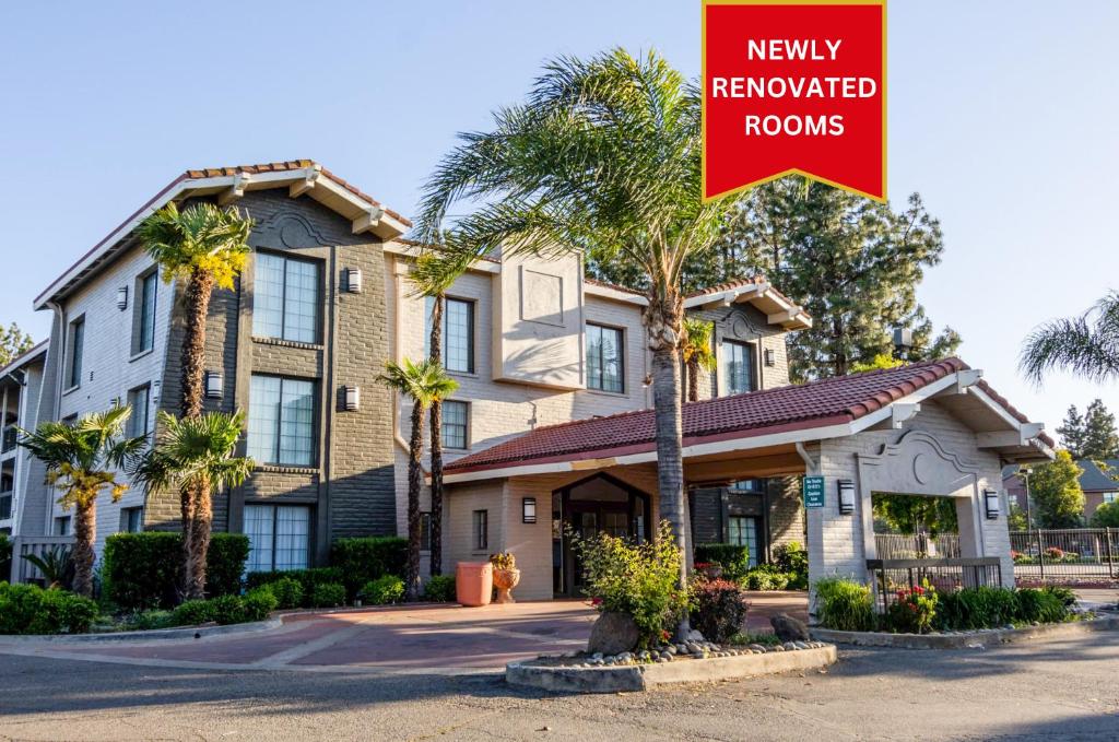 un edificio con un cartel que lee las habitaciones recién reformadas en La Quinta Inn by Wyndham Stockton en Stockton