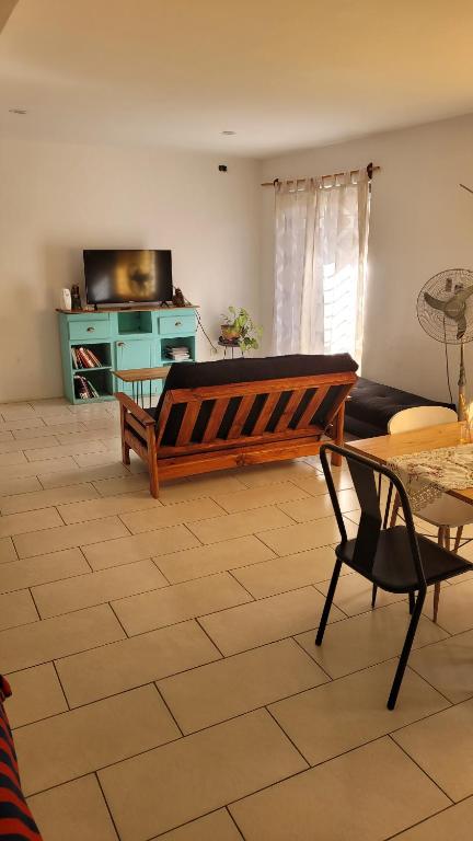 La casita de la 5ta في ميندوزا: غرفة معيشة مع كرسي وتلفزيون