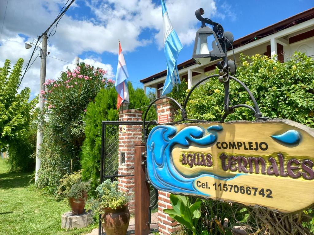 una señal para un restaurante frente a una casa en Complejo Aguas Termales en Gualeguaychú