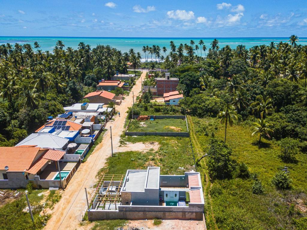 an aerial view of a row of houses on the beach at Villa Beija-Flor2: Suíte alexa e piscina privativa in Japaratinga
