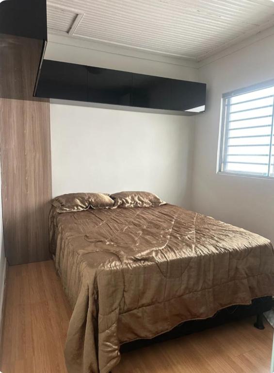 a bedroom with a bed and a ceiling at Casa aconchegante no centro in Divinópolis