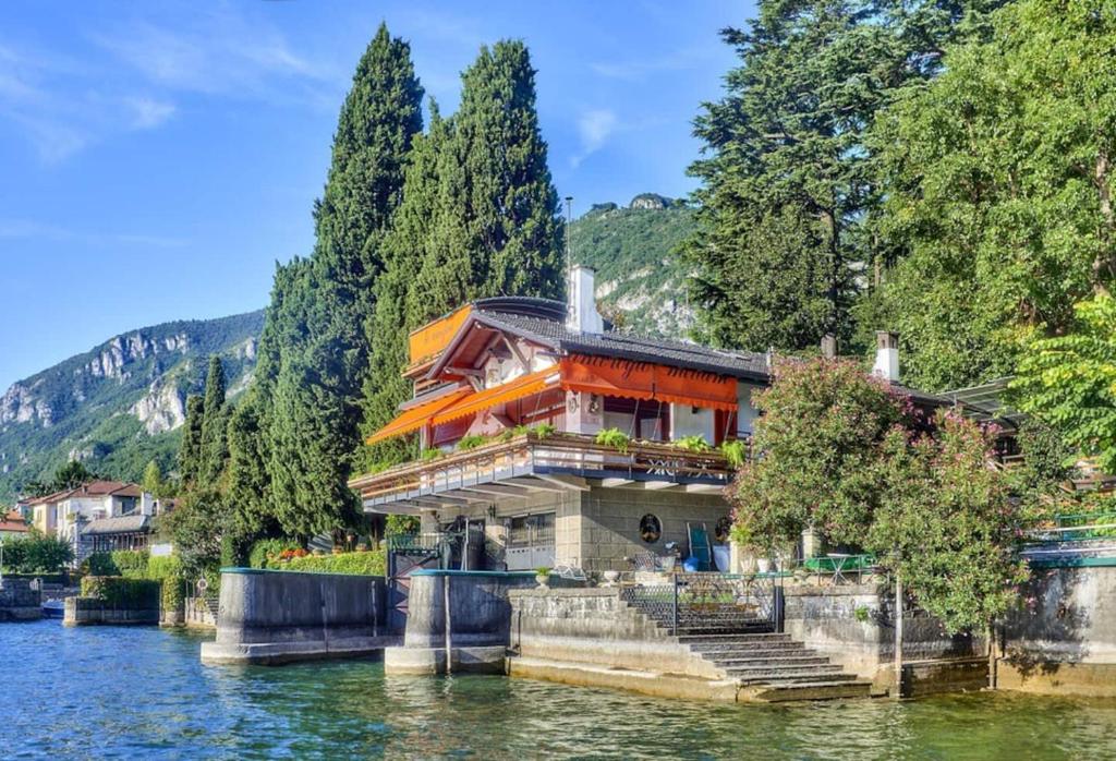 una casa sull'acqua in un lago di Villa Meri Diana a Lierna