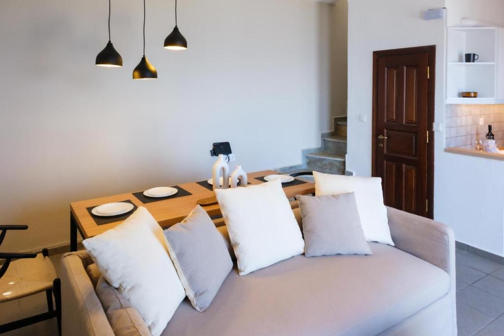 Posezení v ubytování Hideaway in Damouchari with private access to sea ANNA's HORIZON