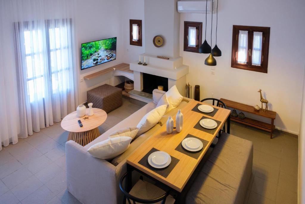TV a/nebo společenská místnost v ubytování Hideaway in Damouchari with private access to sea ANNA's HORIZON