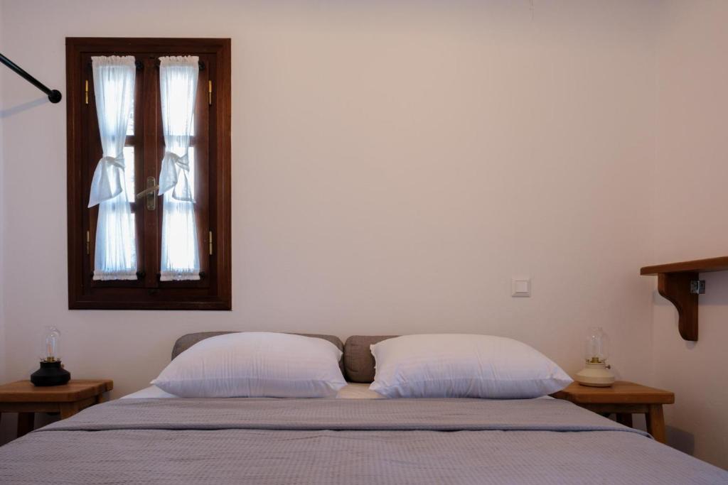 Postel nebo postele na pokoji v ubytování Hideaway in Damouchari with private access to sea ANNA's HORIZON