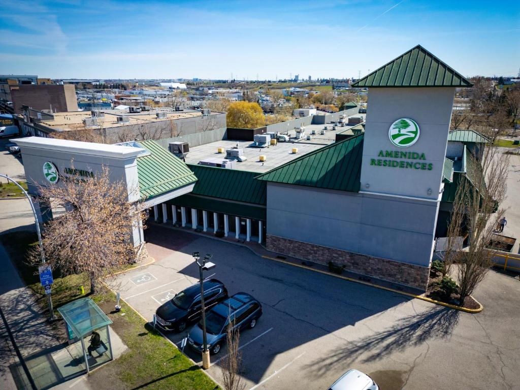 een luchtzicht op een gebouw met buiten geparkeerde auto's bij Amenida Residences, Calgary in Calgary