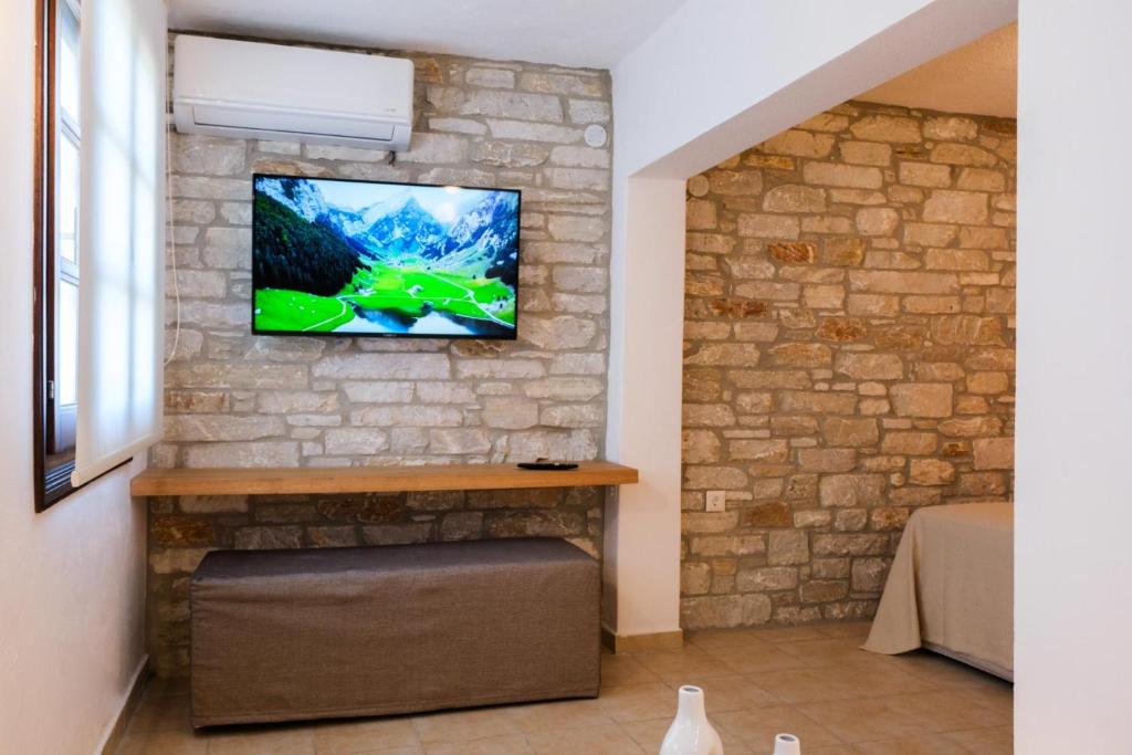 TV a/nebo společenská místnost v ubytování Hideaway in Damouchari with private access to sea ANNA's HORIZON