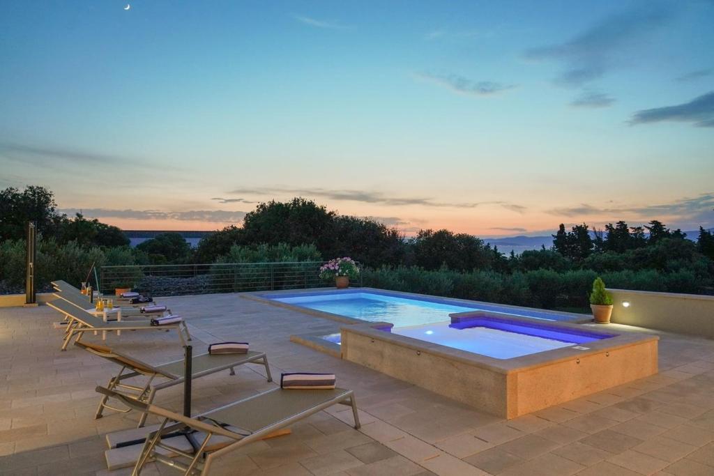 Seaside family friendly house with a swimming pool Supetar, Brac - 23114