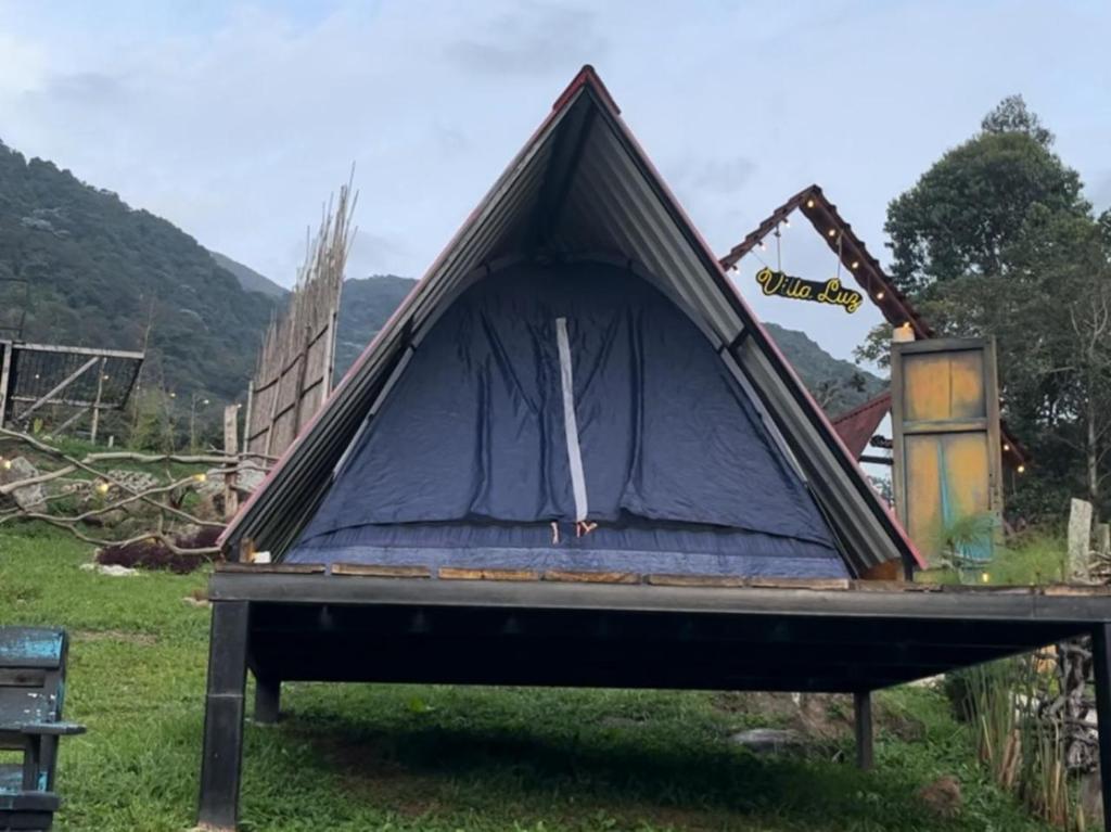 ein Zelt auf einem Tisch auf einem Feld in der Unterkunft Club Glamping Villa Luz in Chinácota
