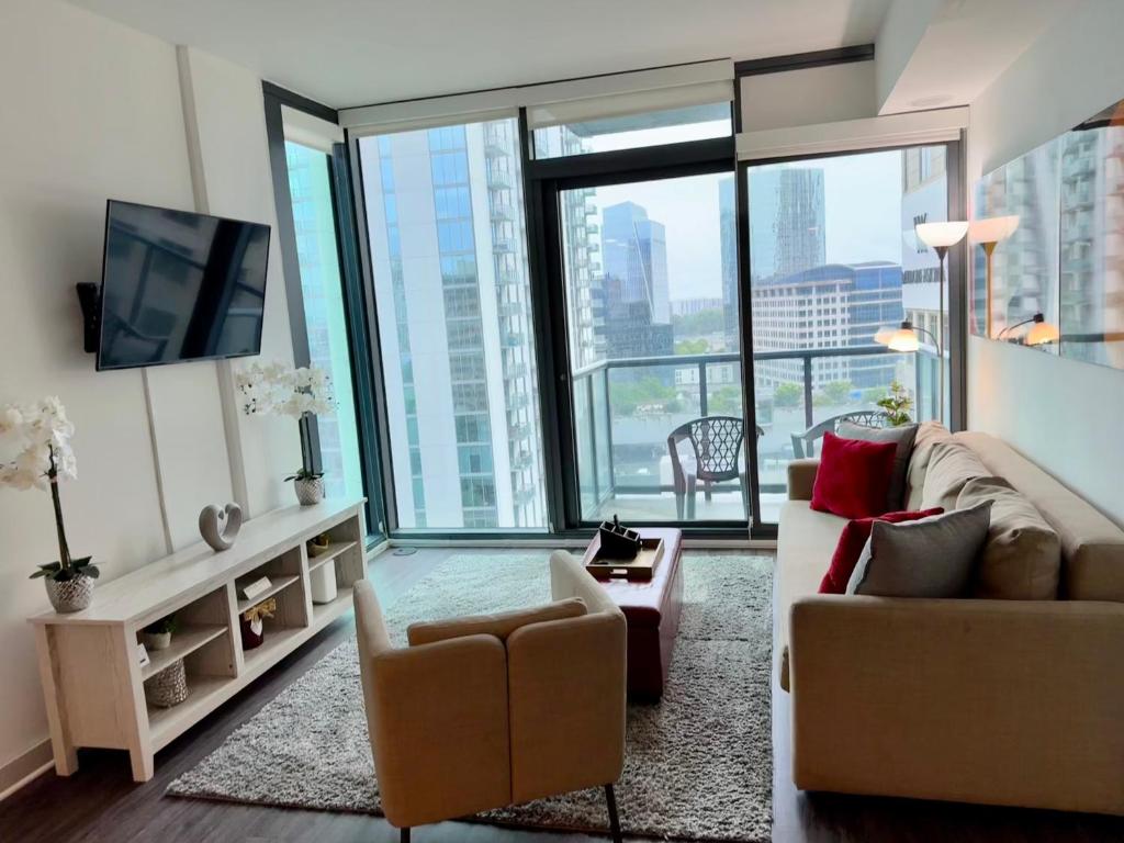 Televisi dan/atau pusat hiburan di Ruby Getaway-Highrise, Balcony, Year-round Pool, City View!