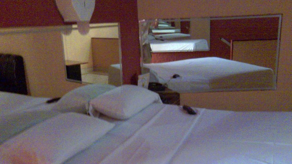 サンホセにあるCALLE 36のベッドルーム(白いベッド2台、鏡付)