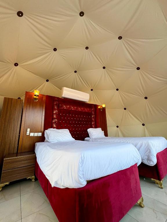 Postel nebo postele na pokoji v ubytování Jabal Rum Camp