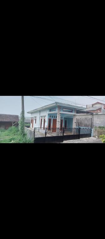 TlekungにあるHomestay selviの白い家