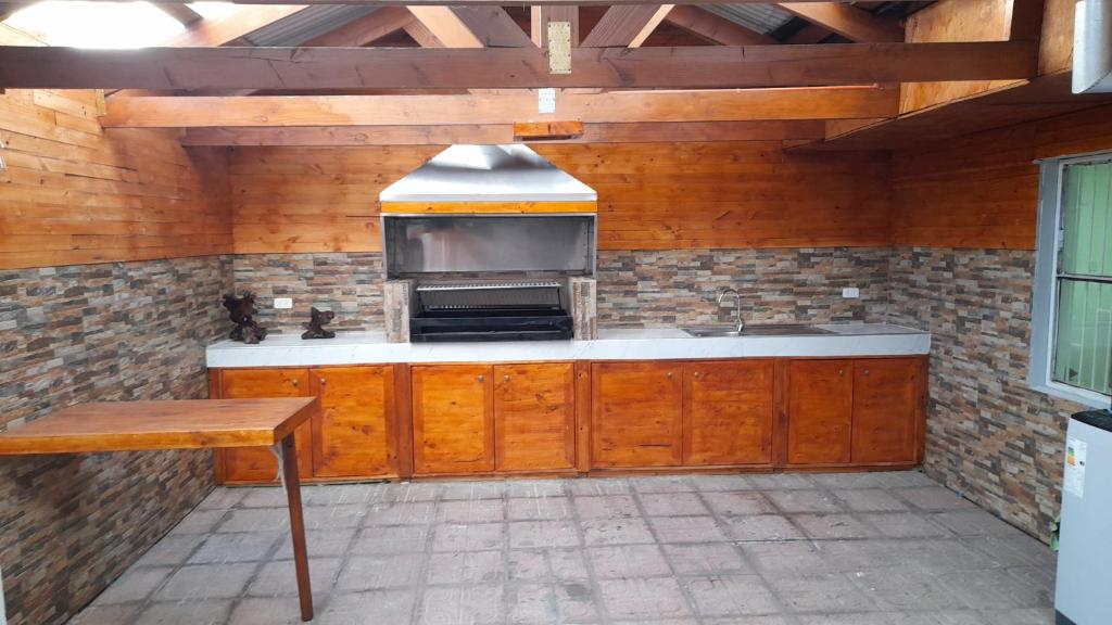 Una cocina o cocineta en Cómoda casa con Quincho